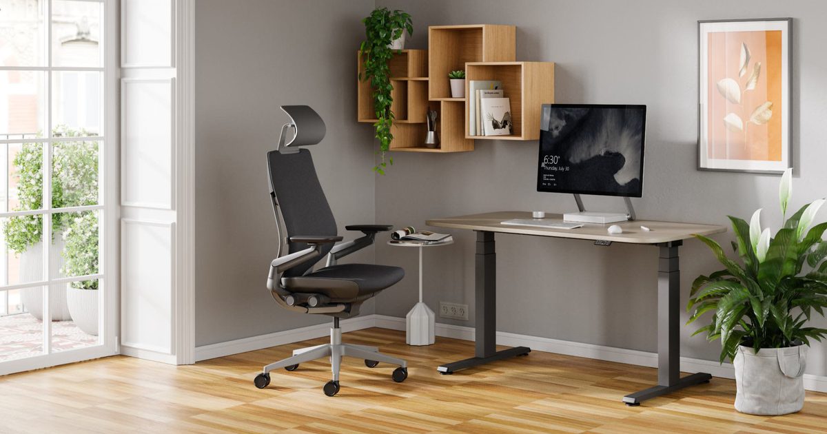 Steelcase Solo Sit-to-Stand Desk | Hunts Office